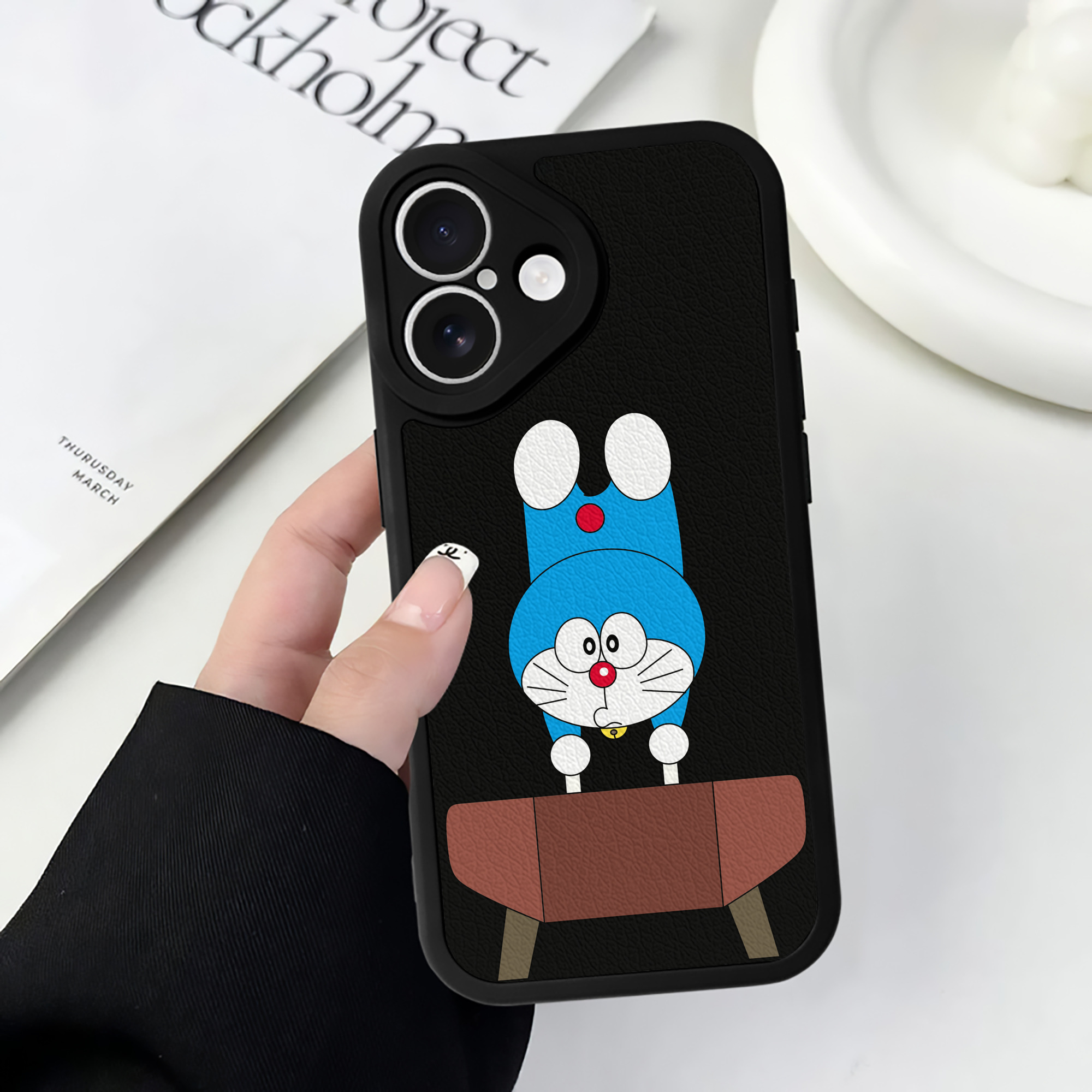 （画像用） ドラえもん Doraemon 【iPhone 16シリーズ対応】シリコンスマホケース（レザー調） 材質：シリコン